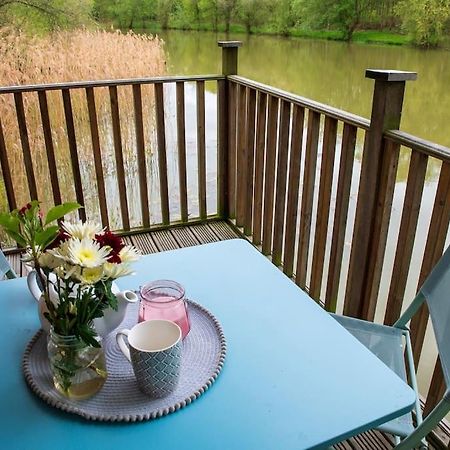 Lakeside Cabin On Stilts- 'Kingfisher' Rous Lench エクステリア 写真