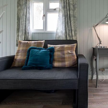Lakeside Cabin On Stilts- 'Kingfisher' Rous Lench エクステリア 写真
