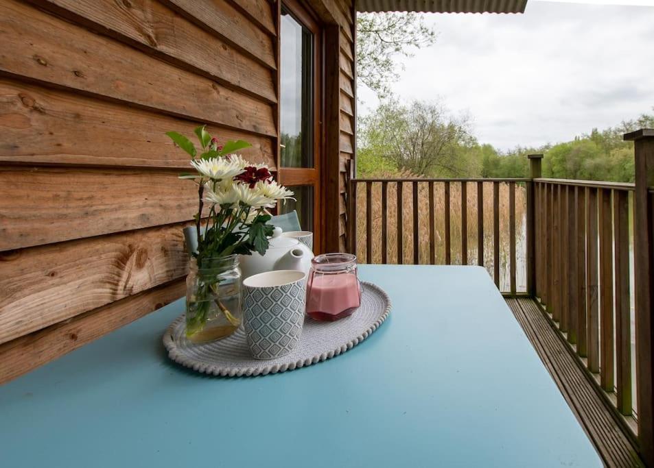 Lakeside Cabin On Stilts- 'Kingfisher' Rous Lench エクステリア 写真