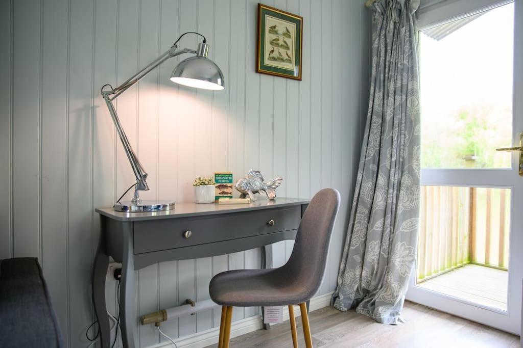 Lakeside Cabin On Stilts- 'Kingfisher' Rous Lench エクステリア 写真