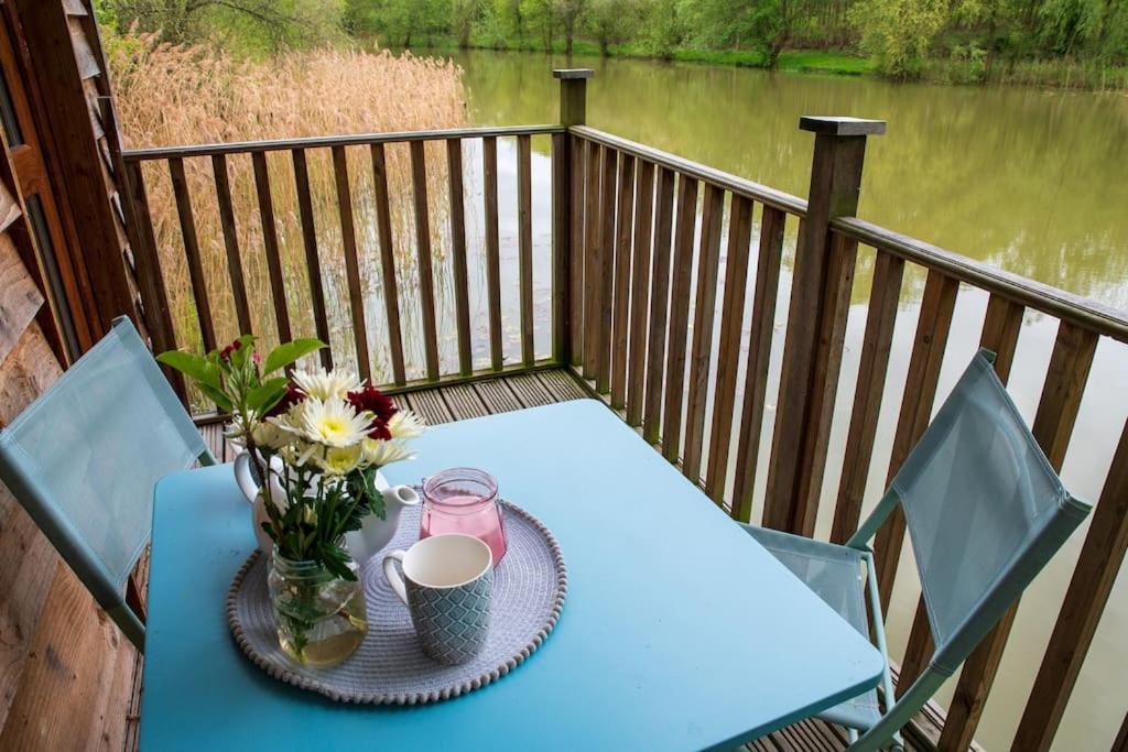 Lakeside Cabin On Stilts- 'Kingfisher' Rous Lench エクステリア 写真