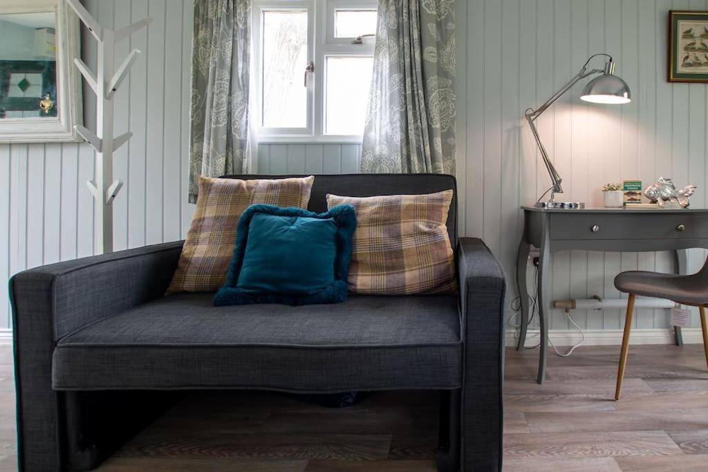 Lakeside Cabin On Stilts- 'Kingfisher' Rous Lench エクステリア 写真